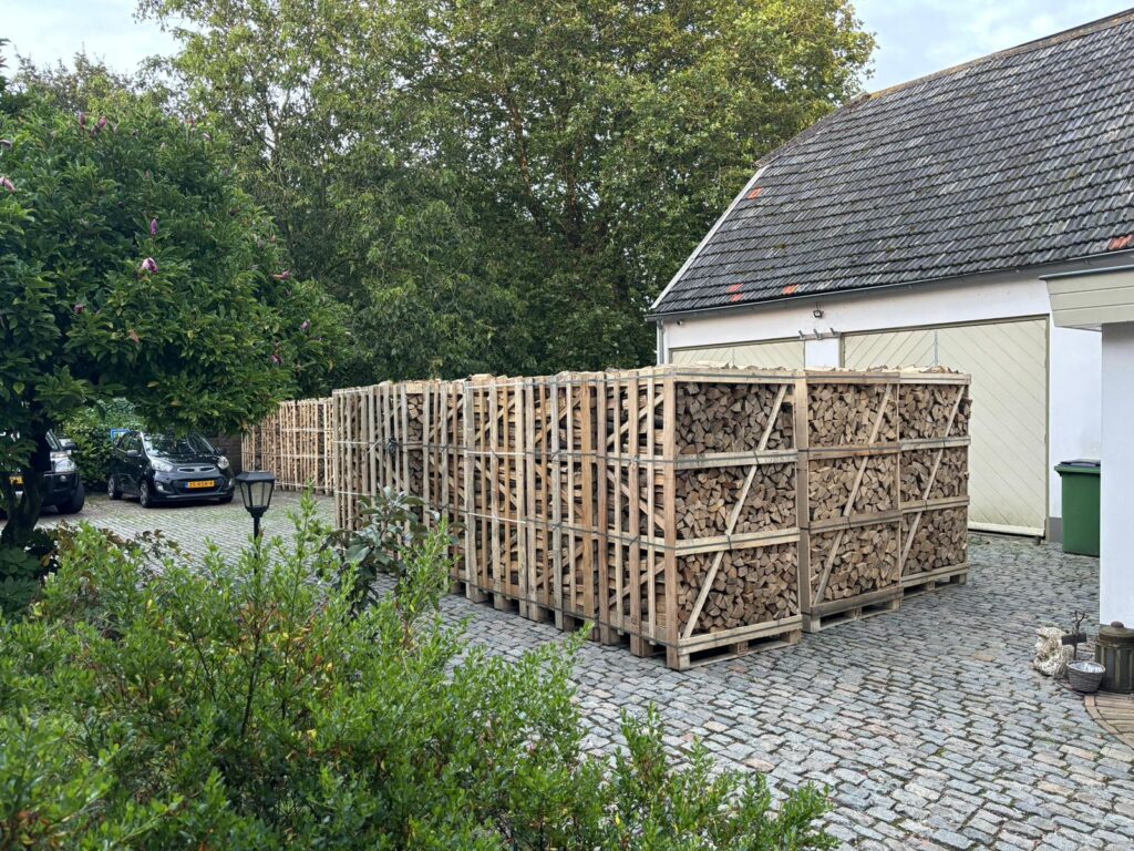 Pallets ovengedroogd haagbeukhout bij levering in Prinsenbeek